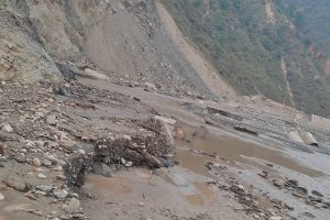 रोशी खोलाले अवरुद्ध गराएको बिपी राजमार्ग खुलाउने प्रयास जारी