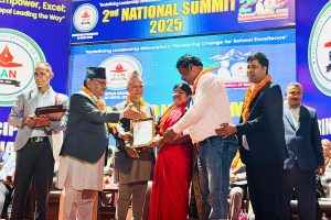 शिक्षामा उत्कृट नगरपालिका मौलापुरकी मेयर रिना साहलाई शिक्षा मन्त्री रघुजी पन्तद्धारा पुरस्कृत